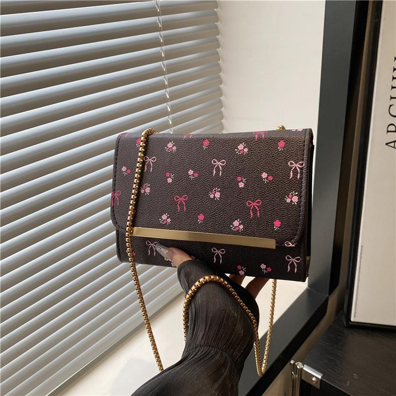 

This year, the popular small fresh cherry printed small square bag women s 2025 summer new versatile foreign style shoulder bag messenger bag чёрный