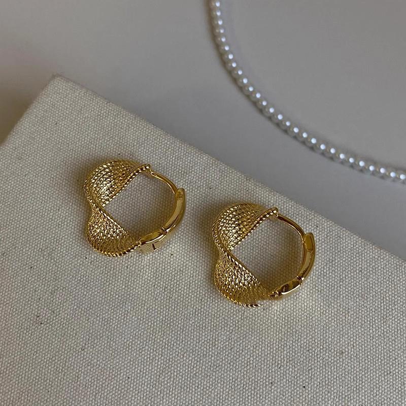 

1 пара винтажных простых геометрических витых маленьких круглых сережек-колец для женщин и девушек, повседневных вечеринок, нерегулярных текстурированных украшений золотой