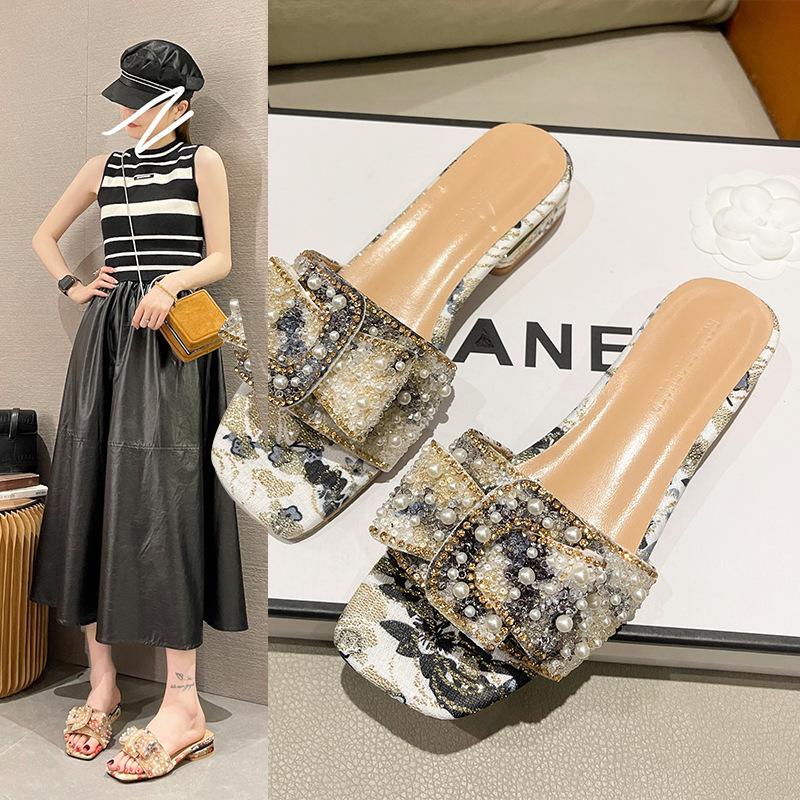 French thick heel cool slippers women's 2025 new summer wear fashion low heel out rhinestone slippers