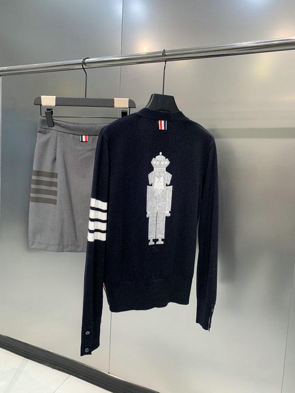 

Кардиган Thom Brassy 1880 из шерсти «Щелкунчик» с четырьмя полосками In Stock темно-синий