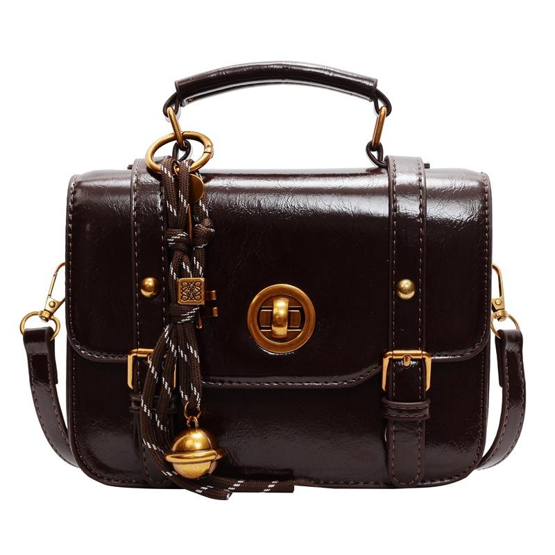 Super fire small bag women's autumn and winter versatile 2025 new retro messenger messenger bag fashionable portable Cambridge small square bag