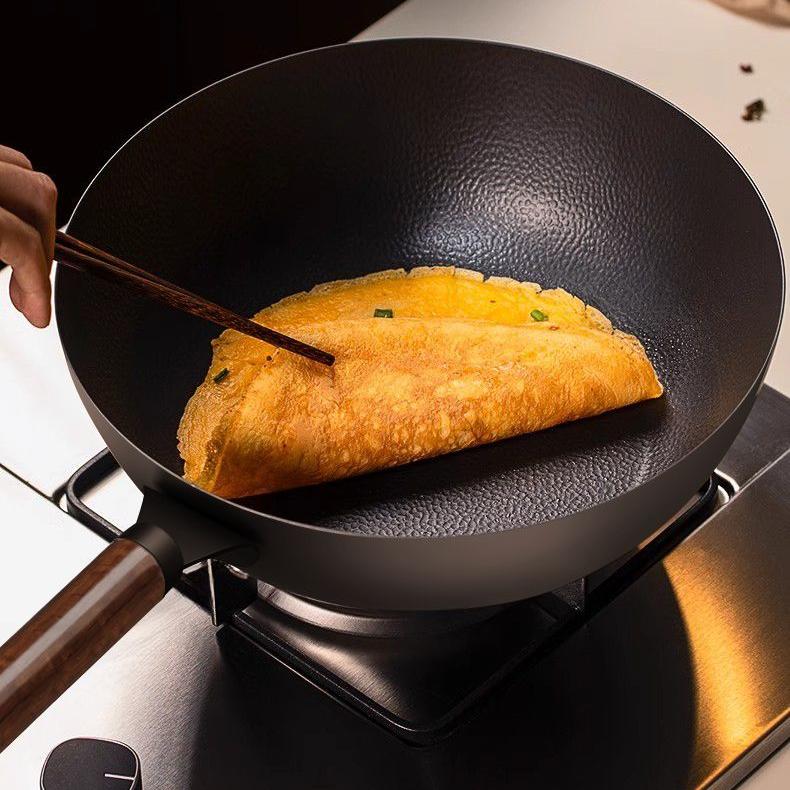 Żelazny garnek z płaskim dnem i wzorem młotkowanym, powłoka domowa, staromodny garnek nieprzywierający, kuta patelnia do smażenia stir-fry, patelnia do smażenia stir-fry, kuchenka indukcyjna, kuchenka gazowa