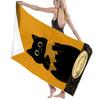 Schwarze Katze Fisch Strandtuch, Künstlerischer Katze hält Fisch Druck Weiche Mikrofaser Unisex für Schwimmen Reisen Camping Spaß