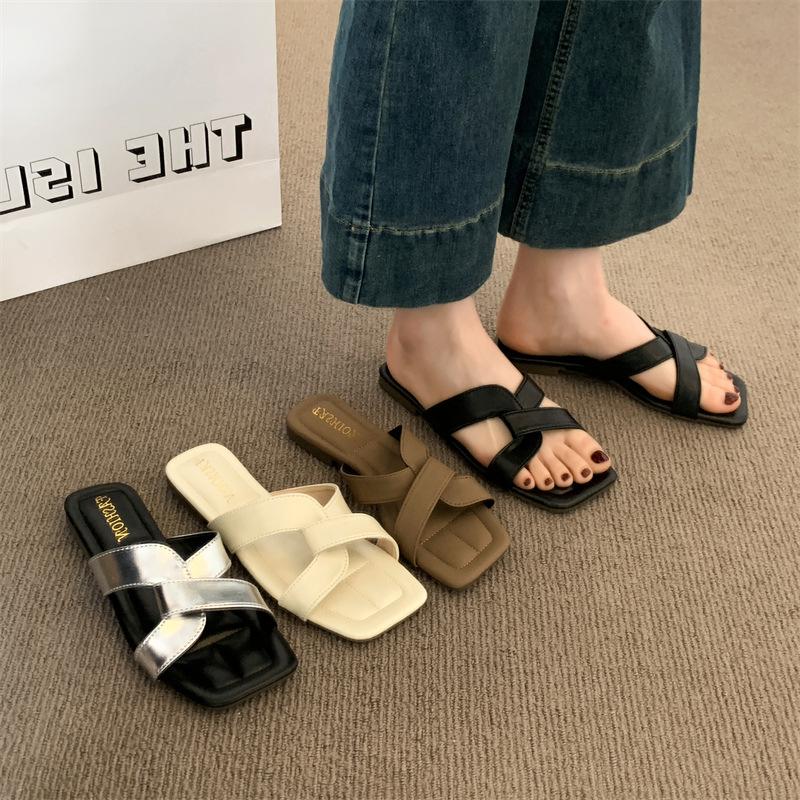 Sommartofflor för kvinnor ytterkläder 2025 nya platt botten ord mode bär tofflor