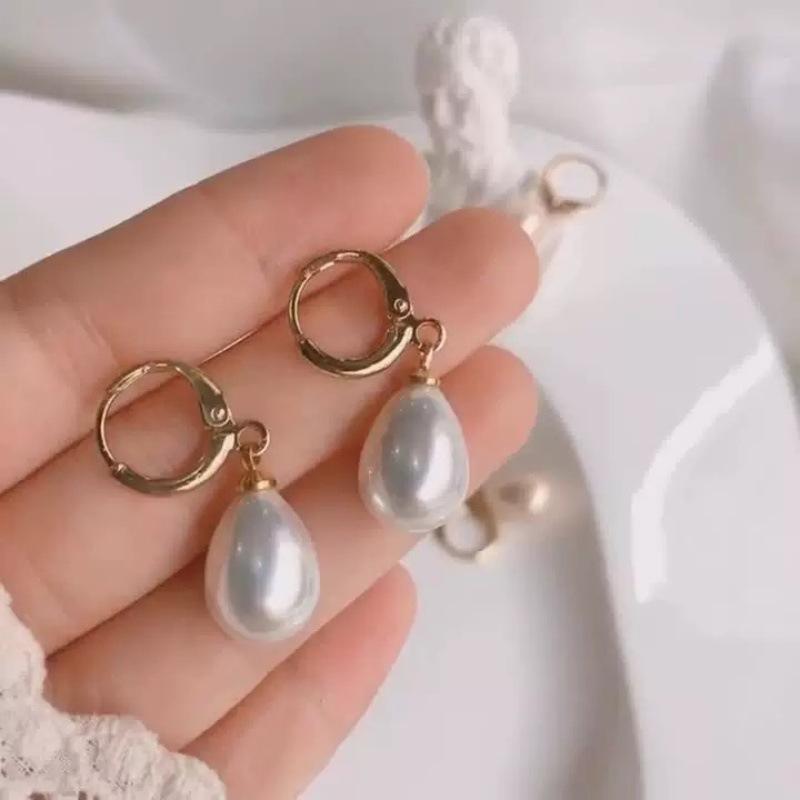 Elegant French Pearl Earrings - Chic Retro Ear Cuffs for Socialites