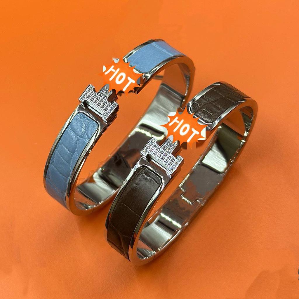 Crocodile Pattern H Bangle with Inlaid Diamonds – European & American Fashion