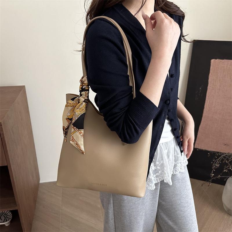 Summer New Fashionable Large-capacity Casual Handbag Retro Simple Commuting Shoulder Underarm Tote Bag