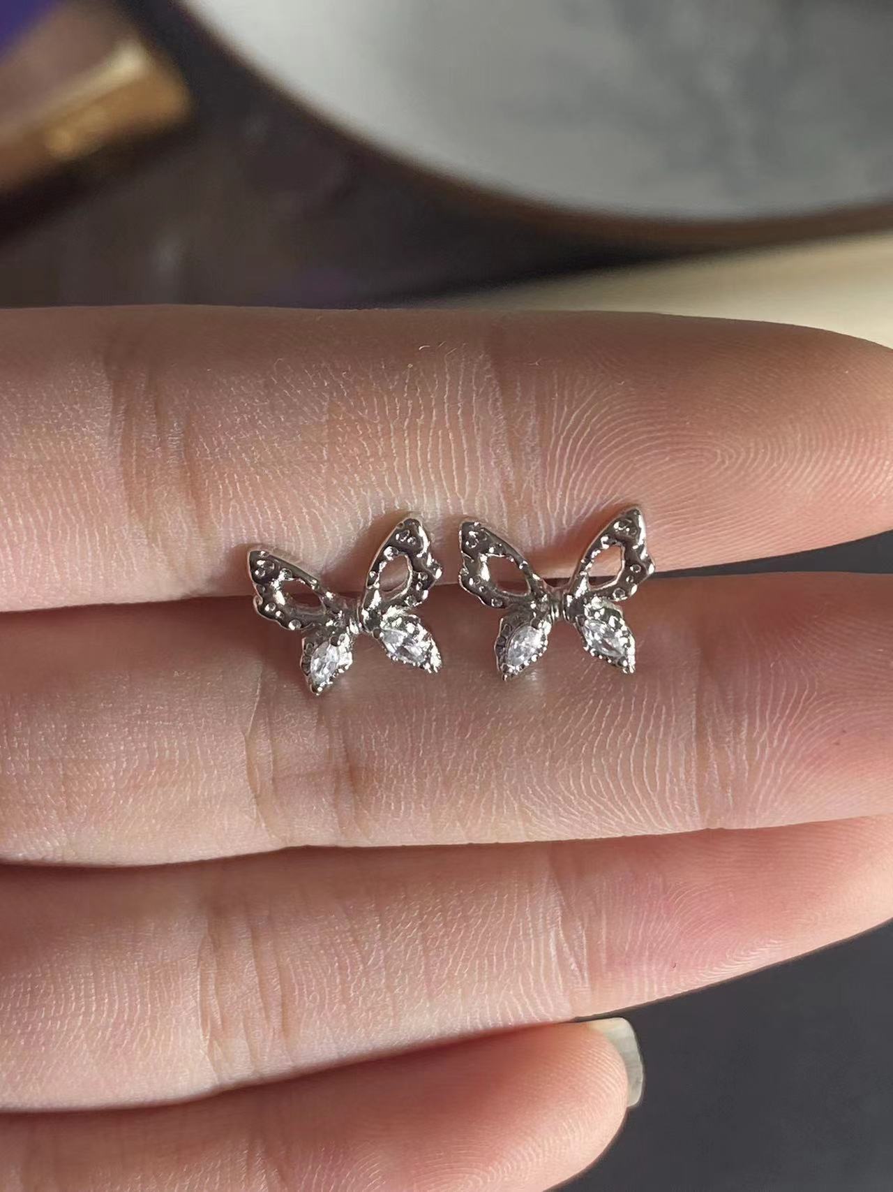 

Butterfly stud earrings are small and simple ins high-end