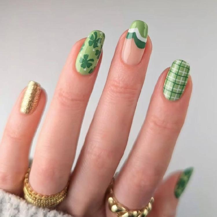 24Pcs Patrick's Day False Nail Green Shamrock Patterned Glitters Press on Nail for Adding Festival Charm to Any Outfit