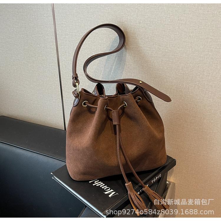 

Женская матовая сумка с ретро-текстурой 2025 новая модная повседневная в зарубежном стиле универсальная модная портативная маленькая сумка-ведро темно-коричневого