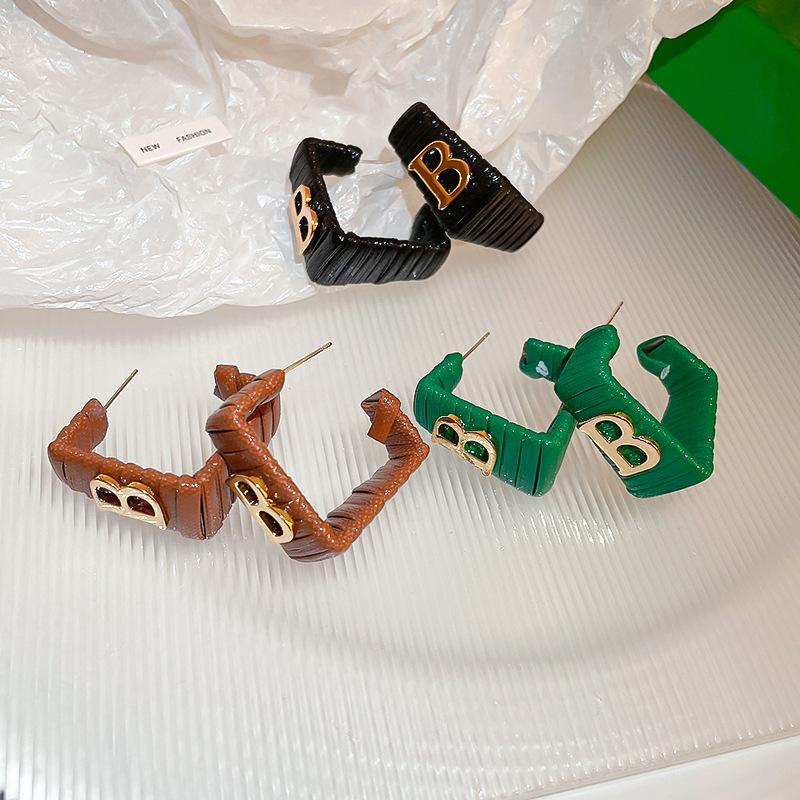 

2023 Новые модные кожаные квадратные серьги-капли для женщин, модные ювелирные изделия, букле Brincos с надписью