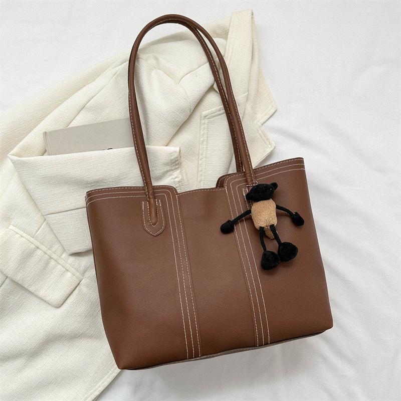 Large-capacity commuter textured women's handbags are popular this year. Versatile ins shoulder underarm bag tote bag 2025.