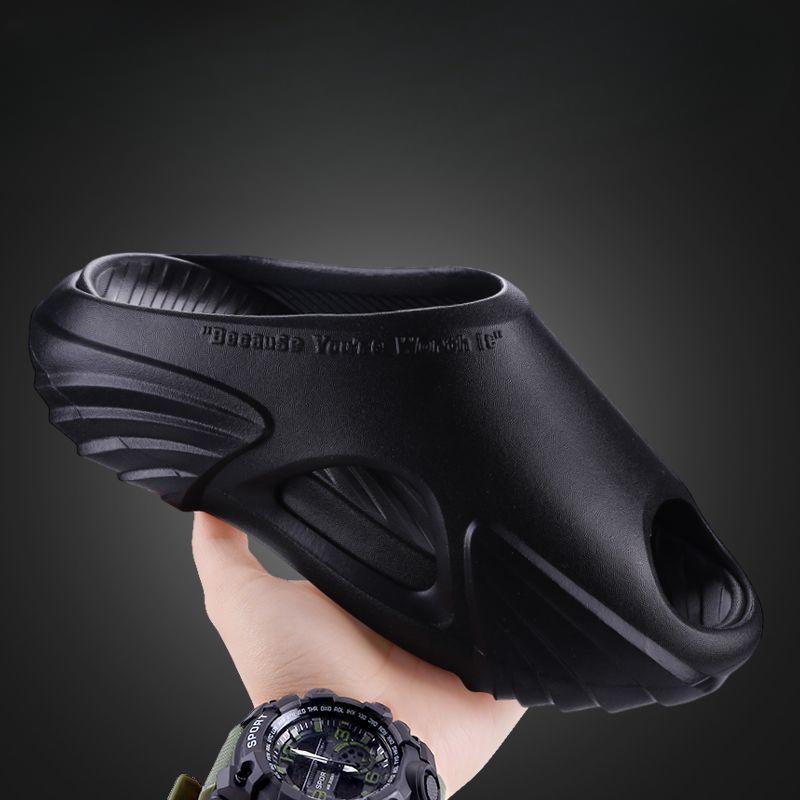 

Новый тип спортивных тапочек на толстой подошве для мужчин, которые можно носить на улице летом, с повседневным и домашним дизайном, с мягкой противоскользящей подошвой для пляжа 42-43 чёрный