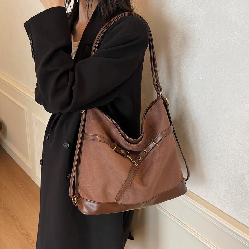 

Новая сумка женская 2025 модная цветовая гамма новая сумка на плечо сумка подмышку большая вместимость рюкзак три в одном 39*14*30 темно-коричневого