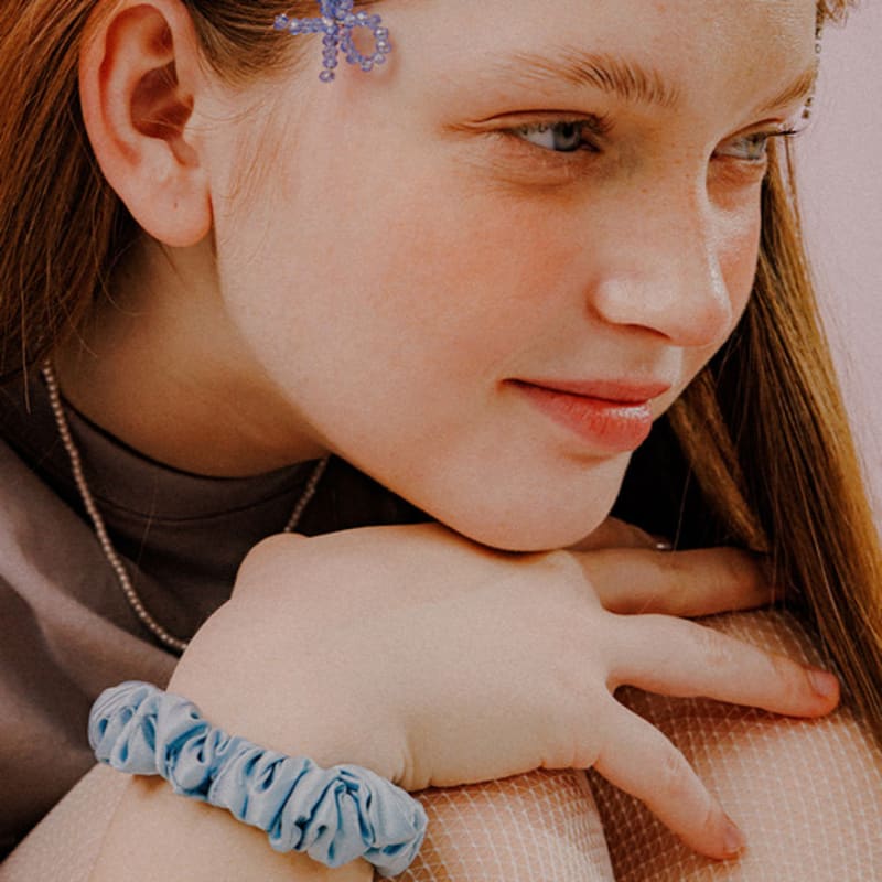 Mellotory mini gerafftes Satin Scrunchie (Himmelblau)