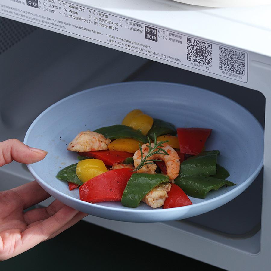 Sada biologicky odbouratelných plastových jídelních talířů odolných vůči vysokým teplotám