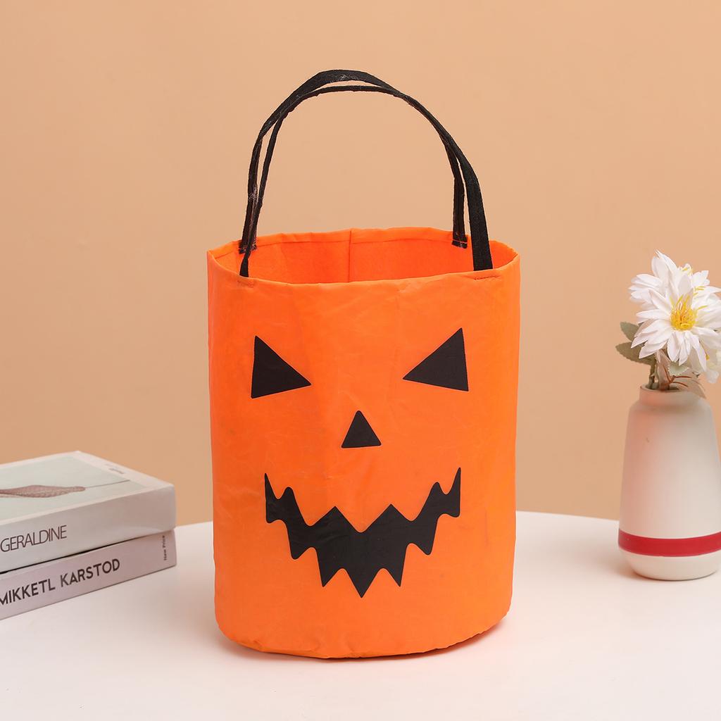 New illuminated Halloween candy bucket, three-dimensional handheld pumpkin bucket, witch and vampire-themed festive atmosphere