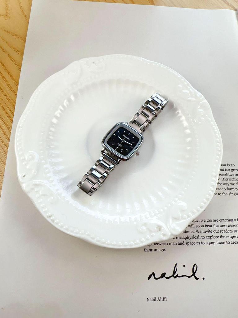 Elegant Women's Light Luxury Steel Band Wristwatch with Stick Markers