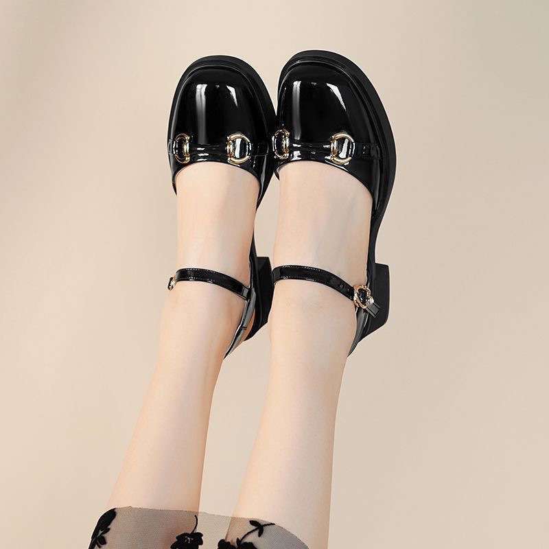 

2025 new summer bag head sandals women s thick heel medium heel patent leather women s shoes summer single shoes soft sole hollow shoes 40 чёрный