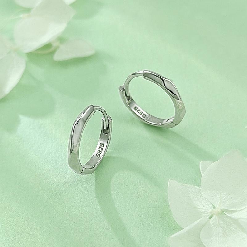 S925 Sterling Silver Mirror-Finish Hoop Earrings - Women's Luxe Style, Light and Niche Circular Ear Clips for Autumn/Winter.