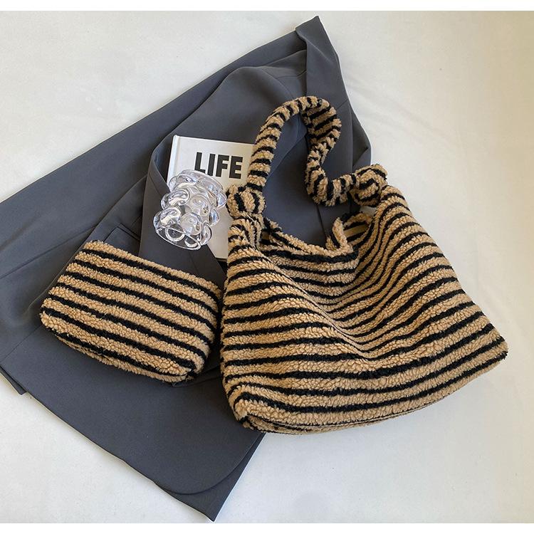 

Large capacity striped contrasting shoulder bag women s 2025 new Korean version lamb plush bag fashion tote bag хаки