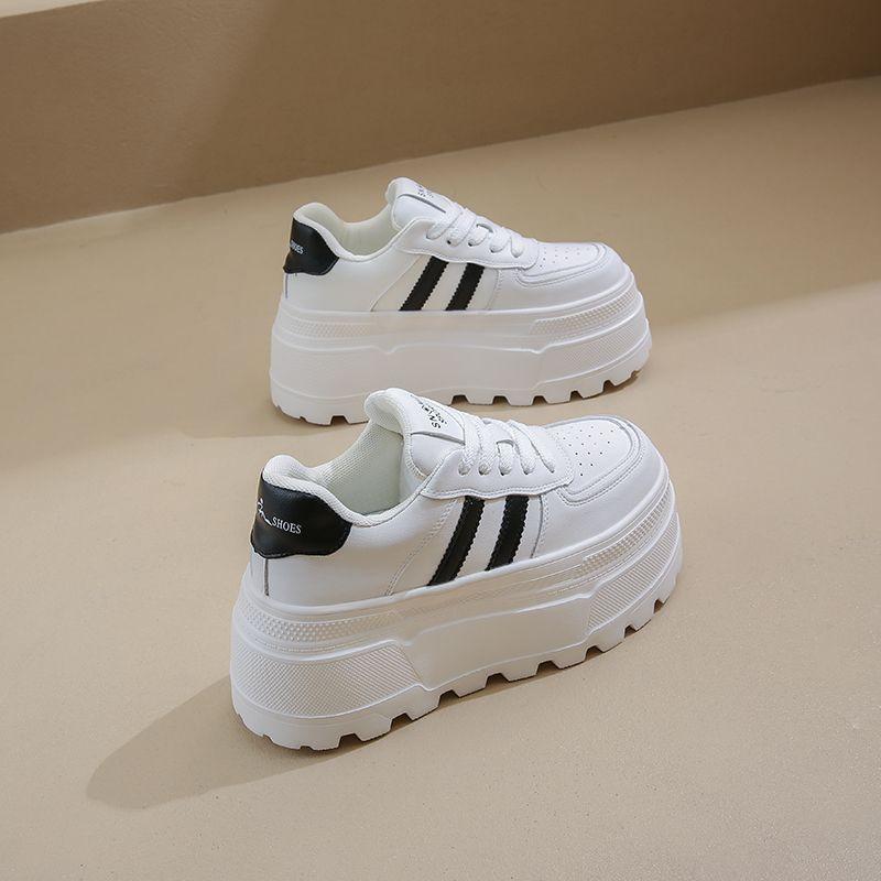 The muffin increases the height of the little white shoes and the thick baseplate shoes. The new small man shows the height of the versatile