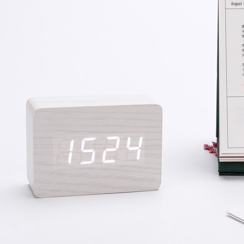LED Digitaluhr aus Holz mit Sprachsteuerung & Thermometer