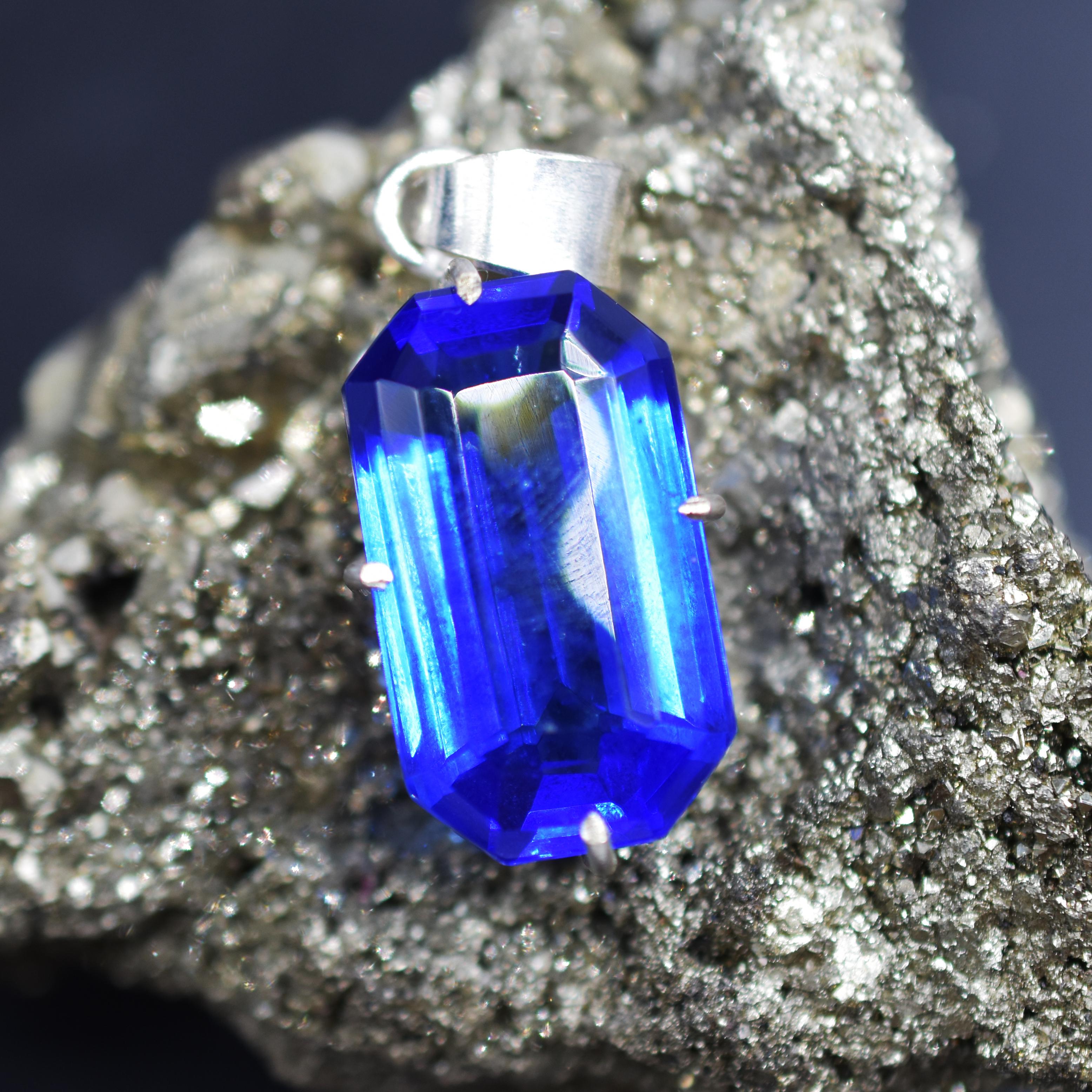 

Кулон 56.20 Каратів Блакитний Топаз Натуральний Срібло 925 проби Смарагдові Самоцвіти СЕРТИФІКОВАНИЙ my-361-k 44.1 mm approx синій