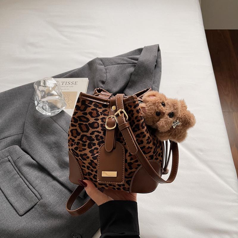 This year, popular small bags are women's ins simple 2025 new fashion leopard print messenger bags, autumn and winter texture bucket bags.