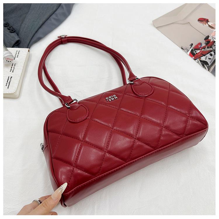

2025 Новая сумка-ромб подмышку Женская нишевая простая модная сумочка Большая вместимость Сумка на плечо Сумка-подушка красный