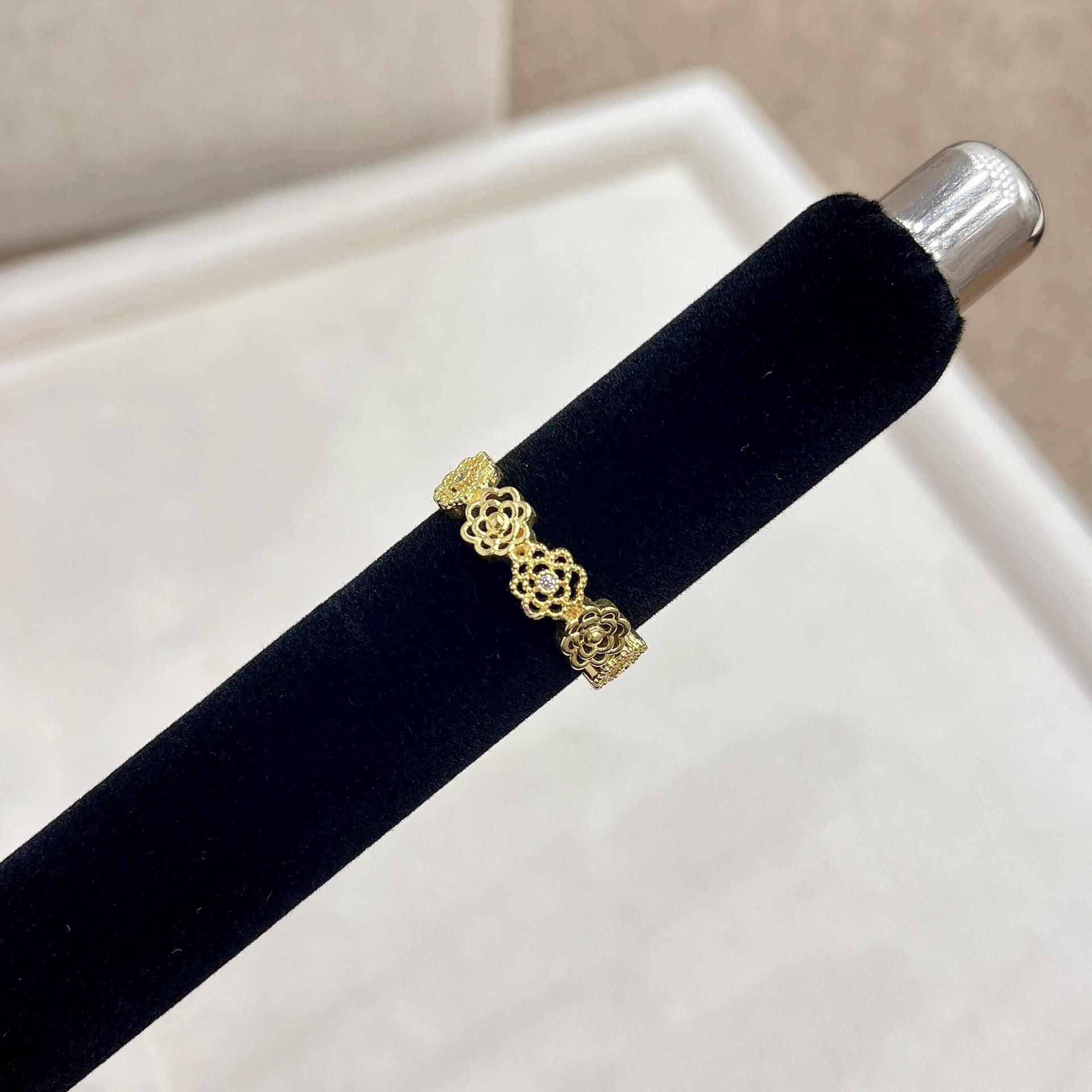 

Romantic Five-Flower Sparkling Diamond Ring for Women - Exquisite 2024 Style with Full Diamond Design Hollow Rose Flower Ring золотой