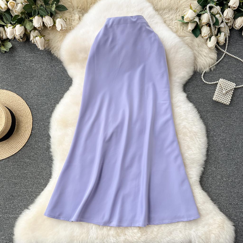 Et high-end satengskjørt for kvinner Et slankende midilengde fiskehaleskjørt