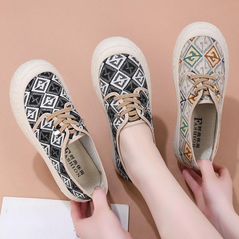 New Breathable and Versatile Women's Fisherman Shoes, Casual Canvas Shoes, and Lazy Student Shoes for One Foot