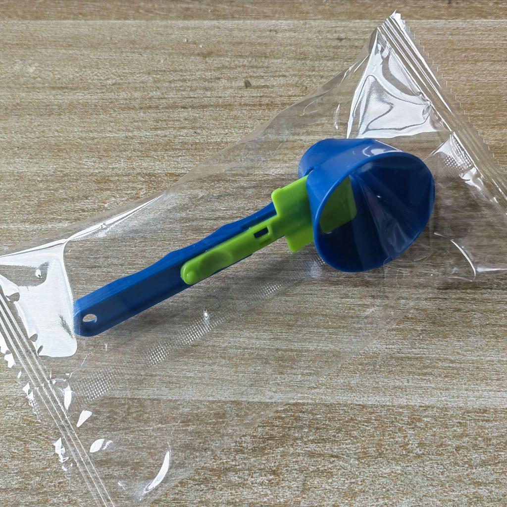 Nowy, szczelny i niebrudzący lejek pomiarowy oraz przesuwna łyżka do odżywki białkowej