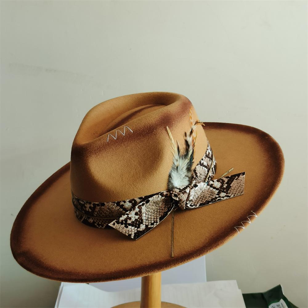 Vintage Western Fedora Hut für Männer Frauen Breiter Rand Cowgirl Hut mit Schlangenmuster Band Feder Detail Filz Jazzkappe Sombrero