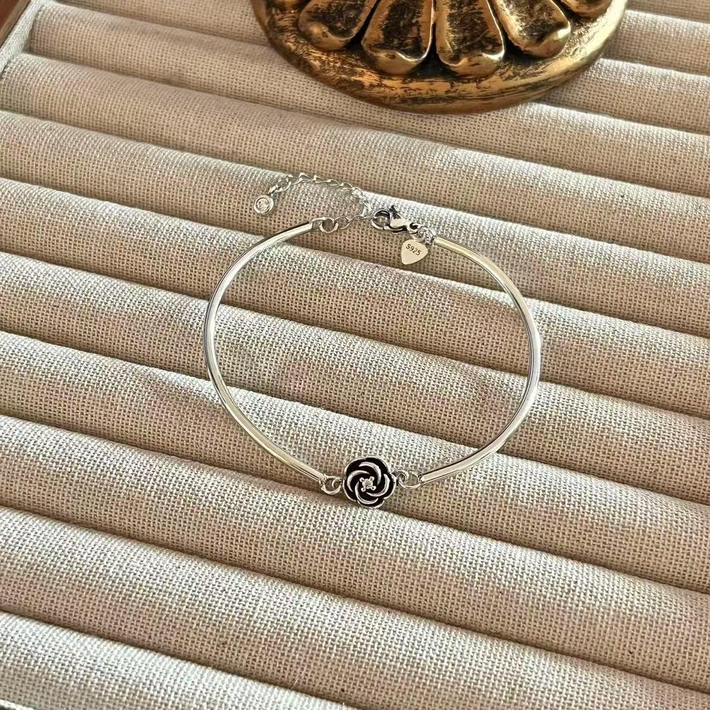 Minimalist Rose Bracelet: Chic European-American Style, Elegant and Fashionable Women's Luxury Jewelry