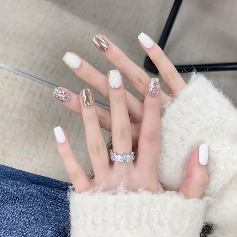 

Glittery Aurora Diamond Butterfly Nail Art: Girlish Nude Blush with Micro-Smoked Fairy Tips