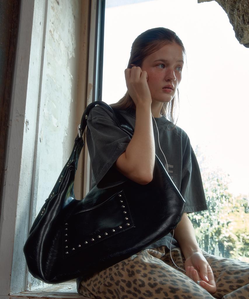 Leterie Stud Buckle Reversible Shoulder Bag_Black