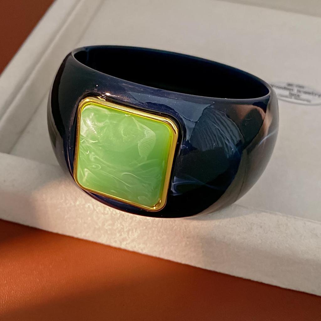 Bracciale Quadrato Acrilico Retrò Gradiente Zucchero: Gioielleria di Alta Gamma alla Moda con una Personalità Unica.
