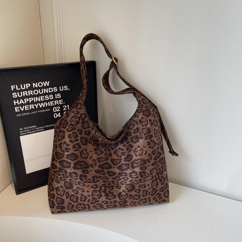 

Retro matte big bag women s 2025 new autumn shoulder bag high value texture commuter tote bag large capacity цветной печати леопарда
