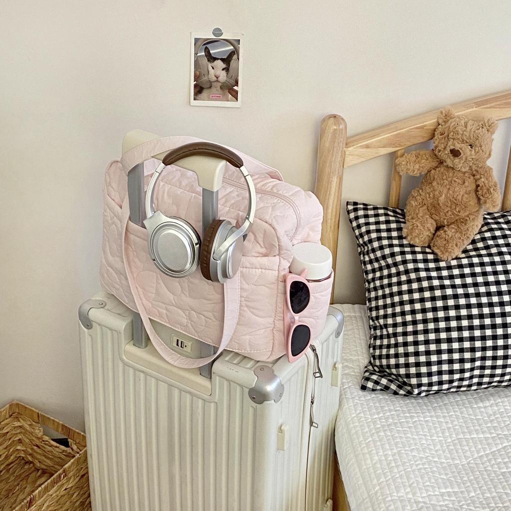 Lehká cestovní taška pro maminky ve tvaru srdce, velkokapacitní crossbody taška přes rameno s průvlekem na držadlo kufru.