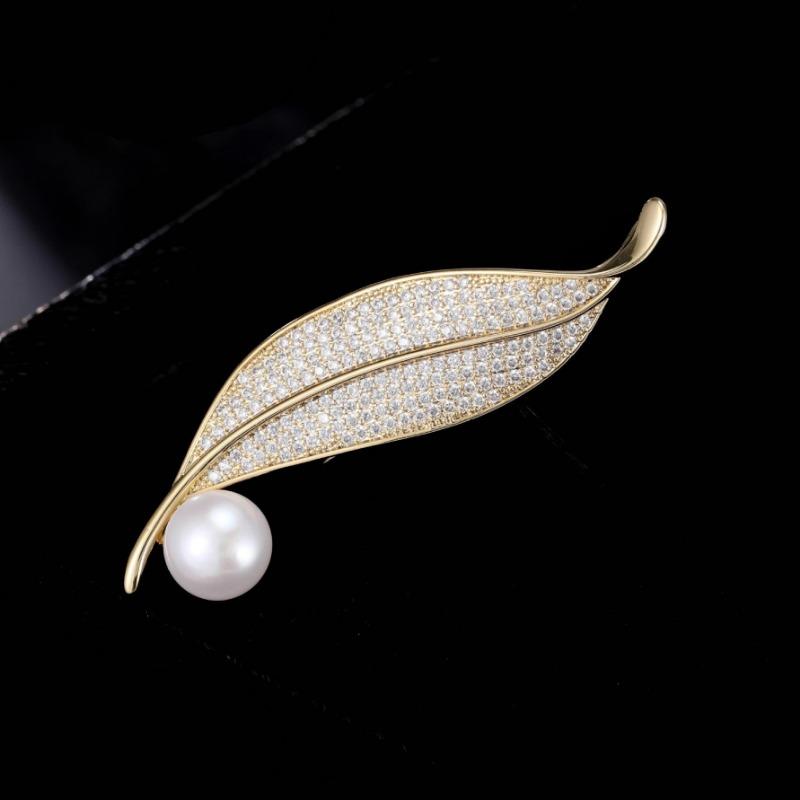 The Golden Leaf Zhenhui Brooch Is A Unique and Feminine Pearl Leaf Corsage with A Distinctive Design