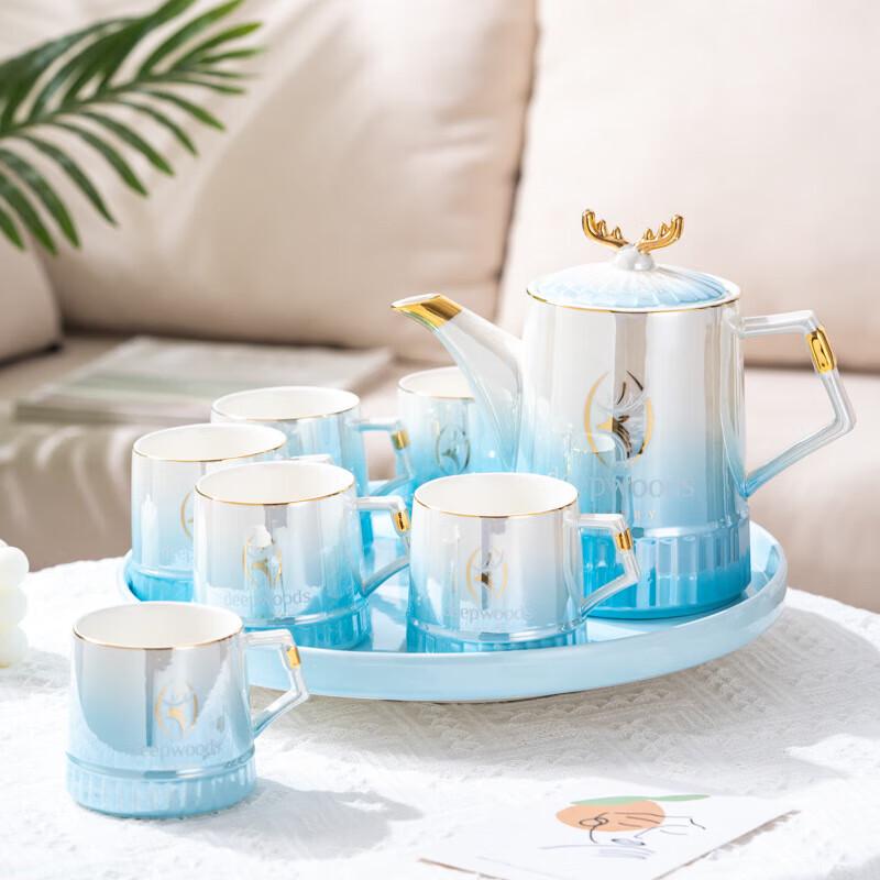 Керамический чайный сервиз с градиентным синим цветочным узором