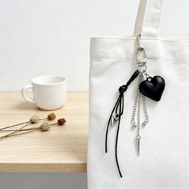 Modern Black Heart Shaped Bag Charm Keyring Artistic Love Detail Keychain Ideal For Casual And Stylish Looks