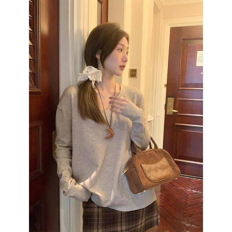 Oatmeal autumn v-neck collarbone-exposed right-shoulder long-sleeved sweater for women, fashionable age-reducing inner wear and stylish bottoming top