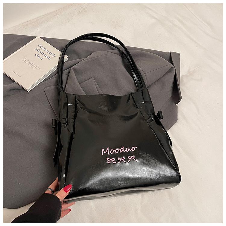 

Large capacity tote bag 2025 spring new fashion versatile women s high-end texture trend work commuter shoulder bag
