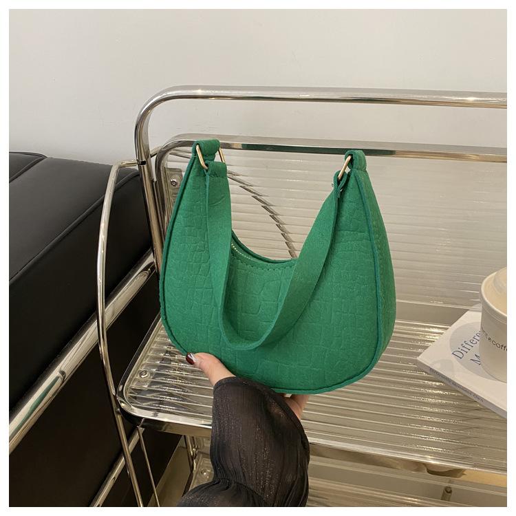 

Solid color felt women s bag crescent bag trendy new stone pattern underarm bag casual shoulder handbag One size fits all зелений