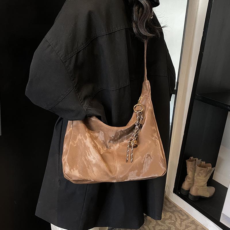 Fashion large-capacity bag women's 2025 autumn and winter new shoulder bag simple soft-sided commuter messenger pillow bag