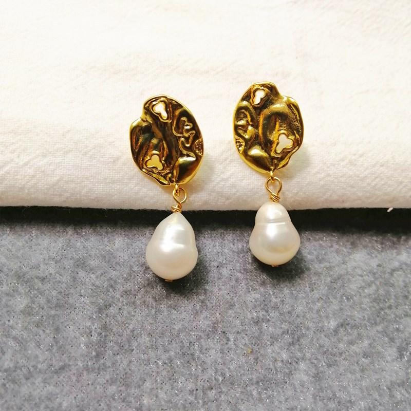 Natural baroque pearl asymmetrical pleated irregular gold-plated minimalist celi-style earrings