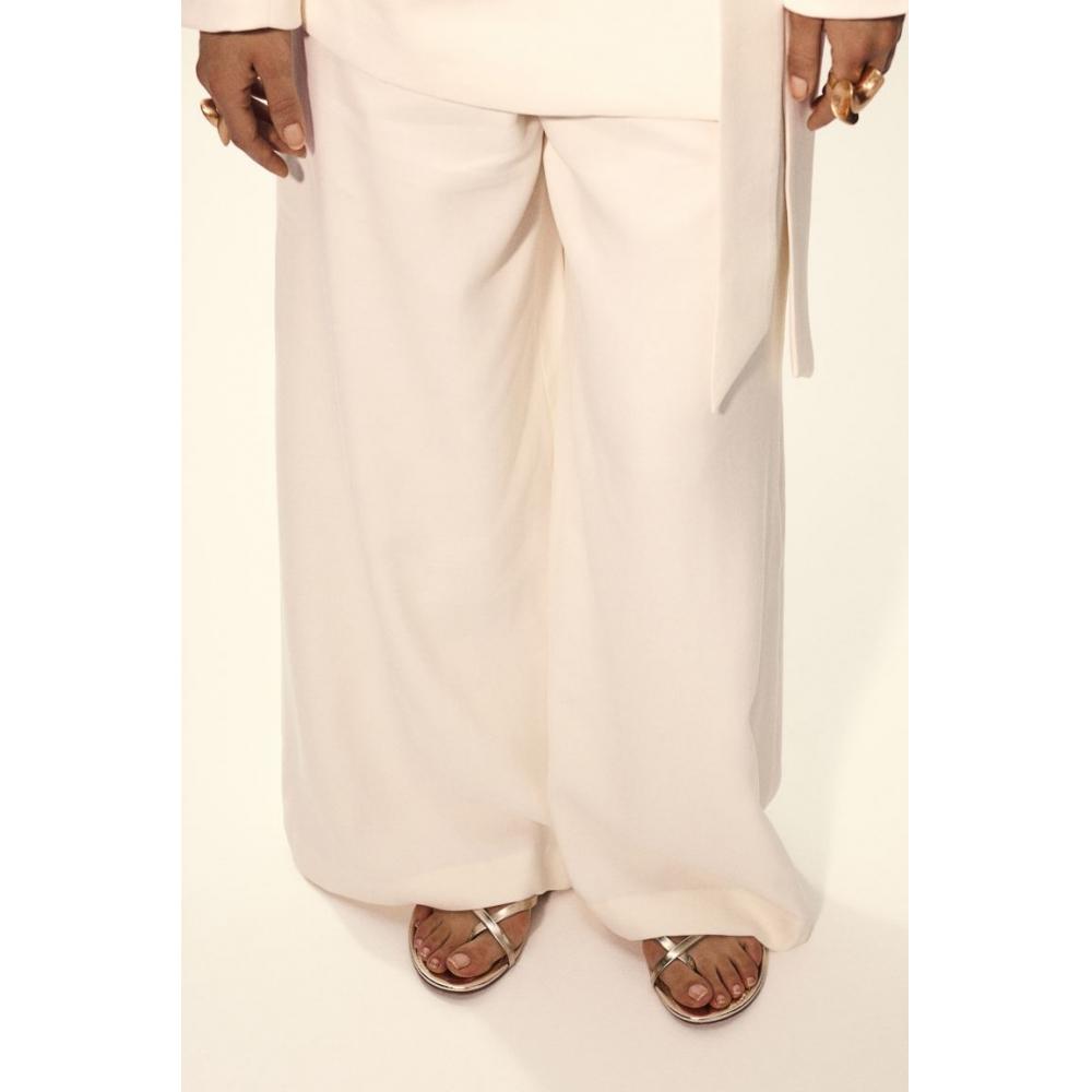 

Босоножки с ремешком HM золотого цвета